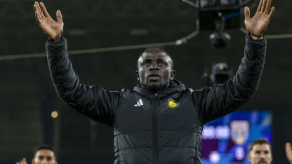 Sadio Mane celebrates win v Al Taawoun with the Al Nassr fans