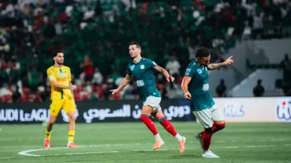 سيلينا يحتفل بهدفه الرائع في مرمى الخليج