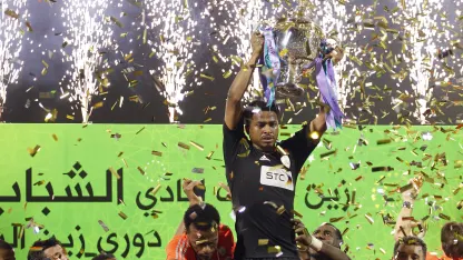 ناصر الشمراني مع لقب الدوري 2011-2012