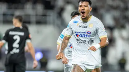 Roger Martinez scores for Al Taawoun at Al Shabab