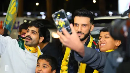 Al Orobah fans welcome new signing Omar Al Somah to the club
