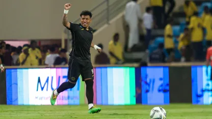 روجر مارتينيز محتفلًا بهدفه في مرمى الحزم
