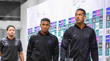 Al Shabab's Brazilian pair Robert Renan (R) and Leandrinho