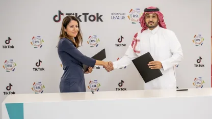 الرئيس التنفيذي عمر مغربل أثناء توقيع الشراكة الرقمية مع تيك توك