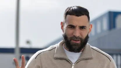 New signing Karim Benzema arrives at Al Hilal training