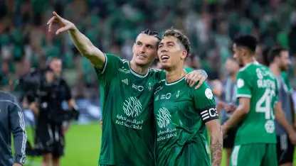 Al Ahli's Roger Ibanez and Roberto Firmino