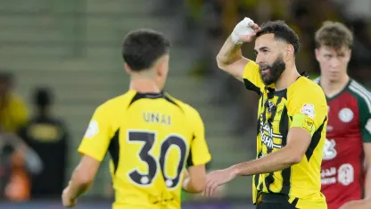 Al Ittihad's Unai Hernandez with captain Karim Benzema