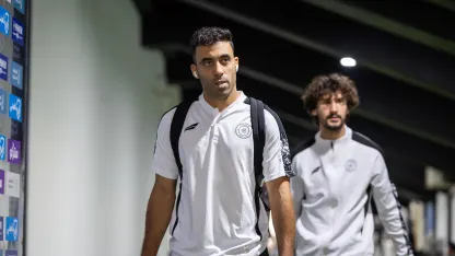 Al Shabab stars Abderrazak Hamdallah (L) and Yacine Adli