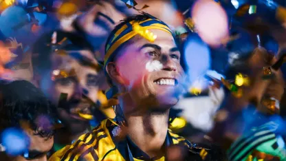 رونالدو في غمرة السعادة لحظة التتويج بلقب دوري روشن السعودي