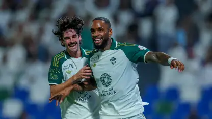 ترينكاو صاحب الهدفين الأولين في مرمى الفتح يحتفل مع إيفان توني بالهدف الثالث