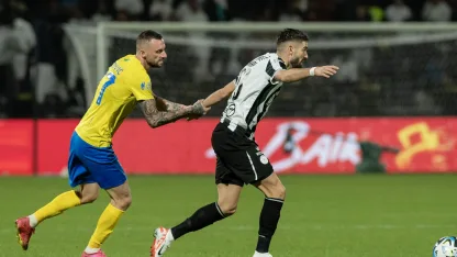 Al Nassr's Marcelo Brozovic (L) challenges Yannick Carrasco of Al Shabab