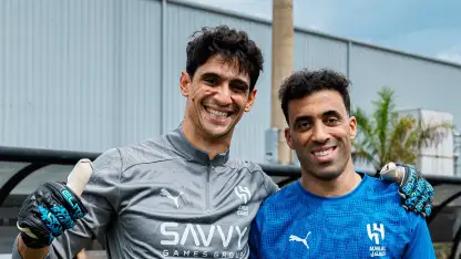 Abderrazak Hamdallah (R) with fellow Moroccan, and new Al Hilal teammate, Yassine Bono