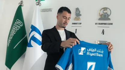 Gabriel Martinelli with his new Al Hilal shirt