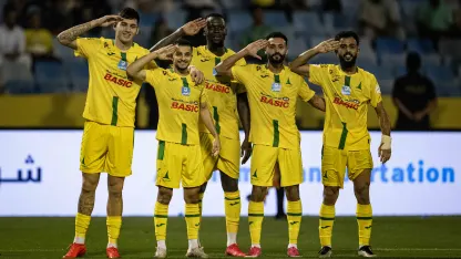 لاعبو الخليج يحتفلون خلال طريقهم للانتصار الأول في الموسم خلال مواجهة الفيحاء