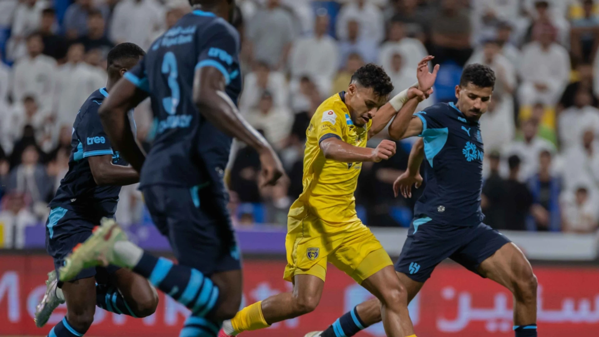 محمد محرزي مع فريقه الهلال أمام التعاون