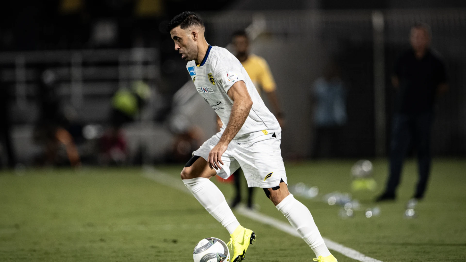 عبدالرزاق حمدالله لاعب التعاون أثناء مواجهة الشباب