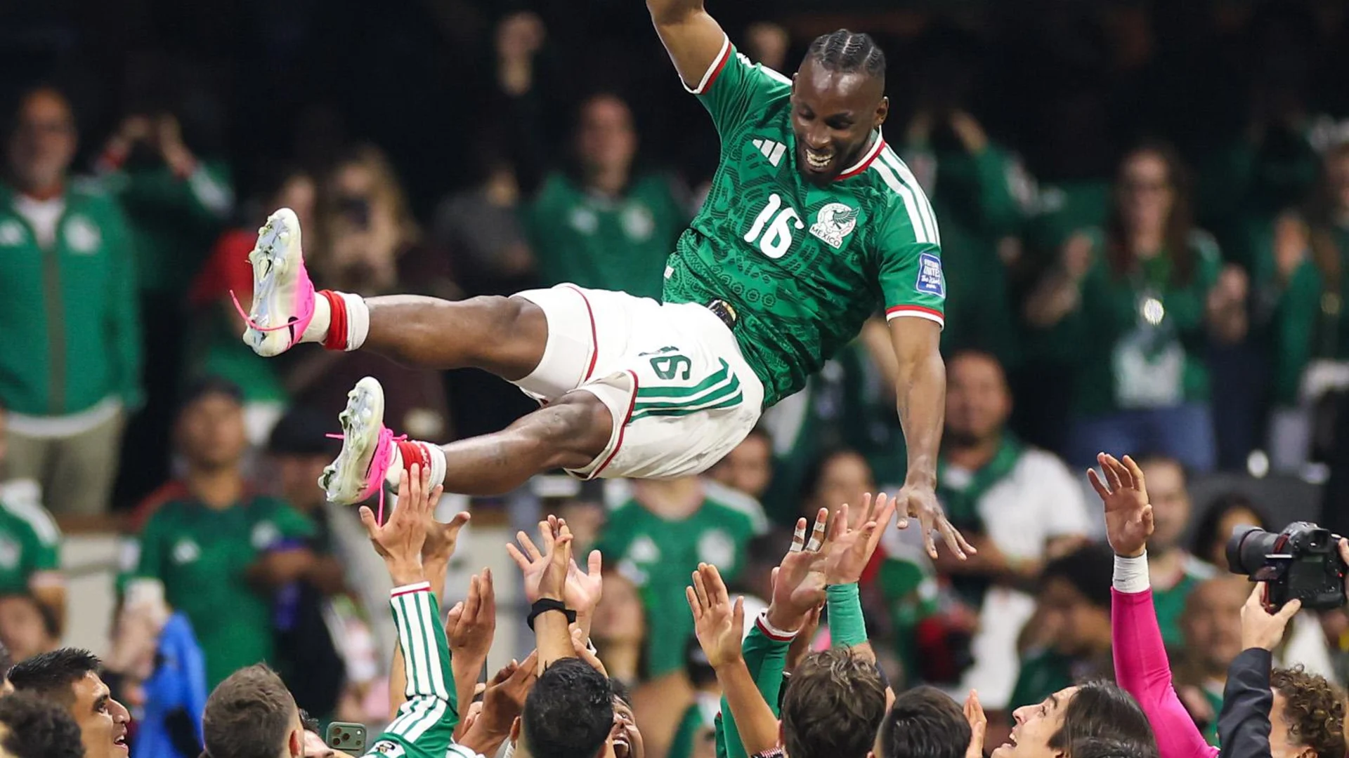 Mexico players toast Julian Quinones after Man of the Match display v Ecuador at FIFA World Cup-1075811