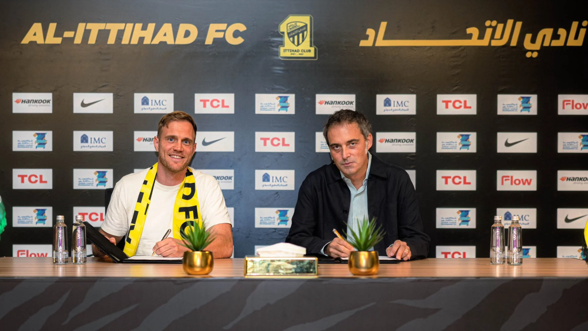 Jen Wissing (L) signing his contract as Al Ittihad's new manager