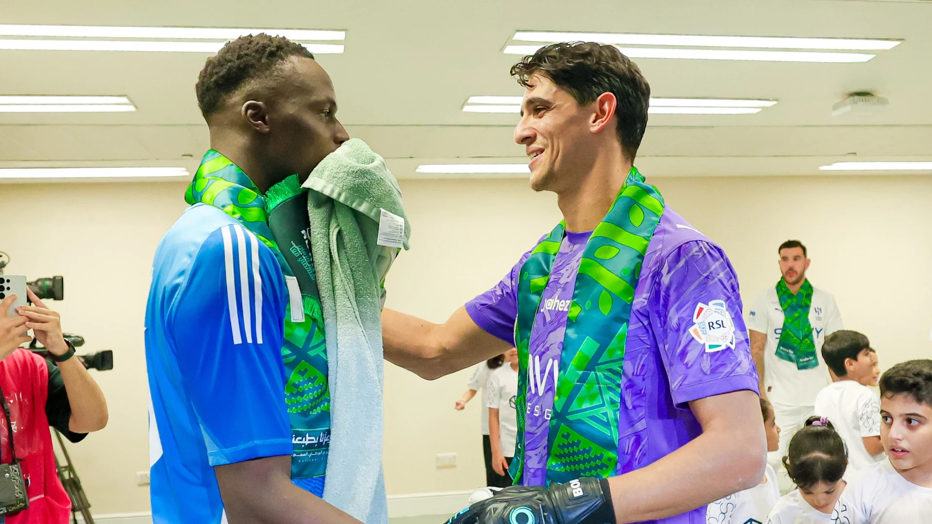 Two of Africa's finest: Al Ahli's Edouard Mendy (L) and Al Hilal's Yassine Bono-827201