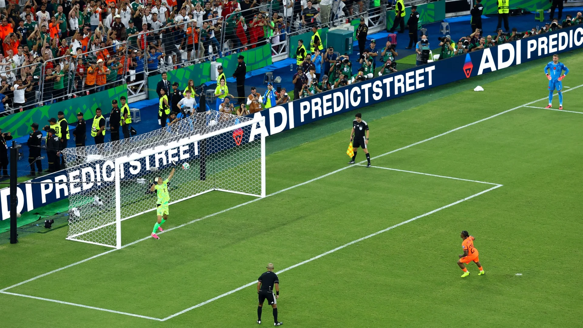 تصدي بونو الشهير لركلة سامرفيل في مباراة المغرب وهولندا بكأس العالم 2026-1079666