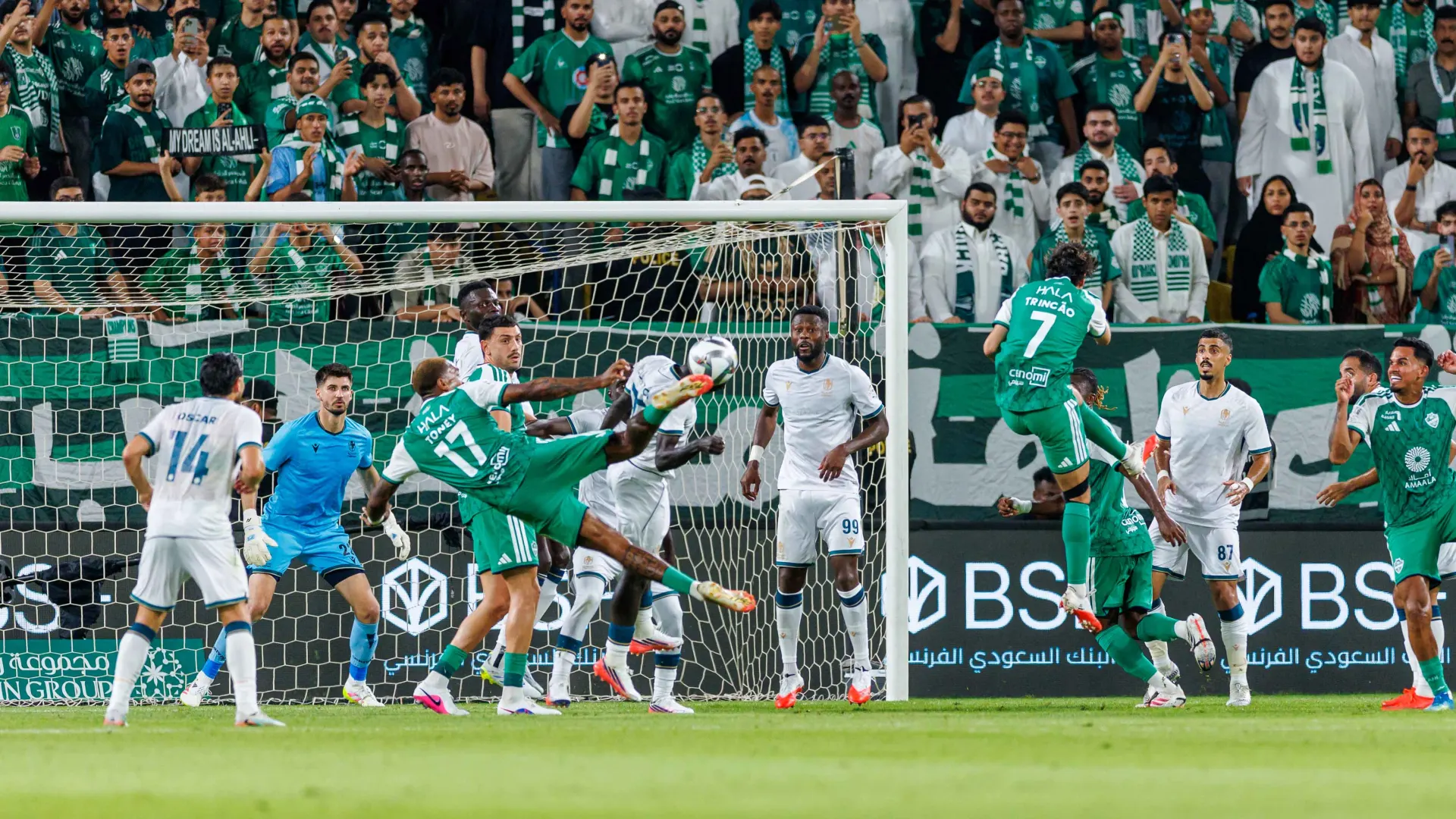 لم ينجح إيفان توني في التسجيل بآخر مباراة في الموسم الماضي وأول مباراة في الموسم الحالي