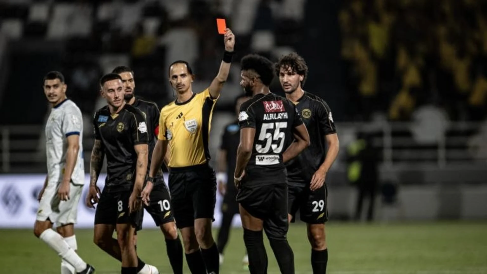 علي البليهي يرفع رصيده إلى 5 حالات طرد