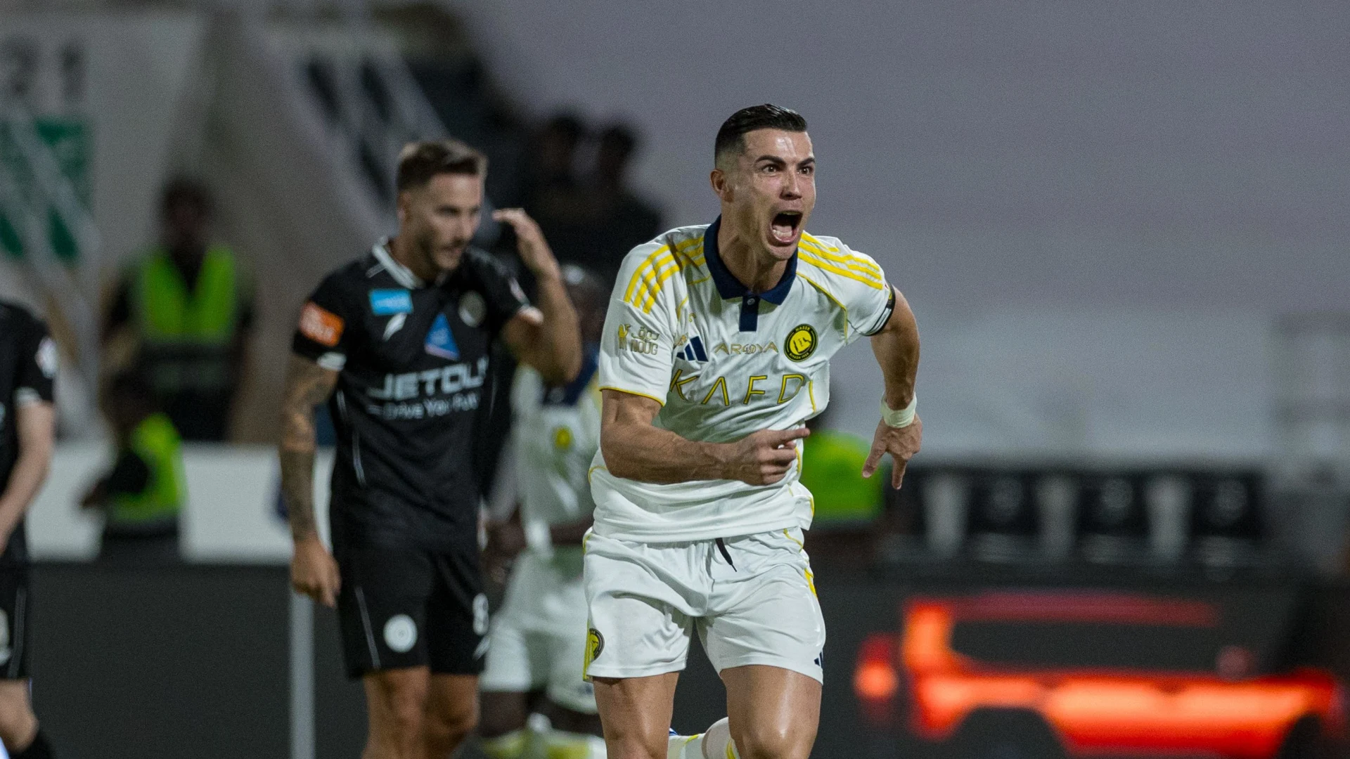 رونالدو ينطلق فرحًا بعد هدفه في مرمى الشباب الذي يحمل الرقم 100 في مسيرته بدوري روشن السعودي