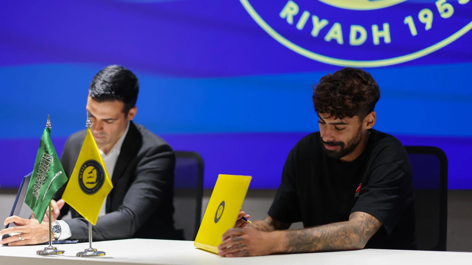 Samu Costa signs his contract with Al Nassr