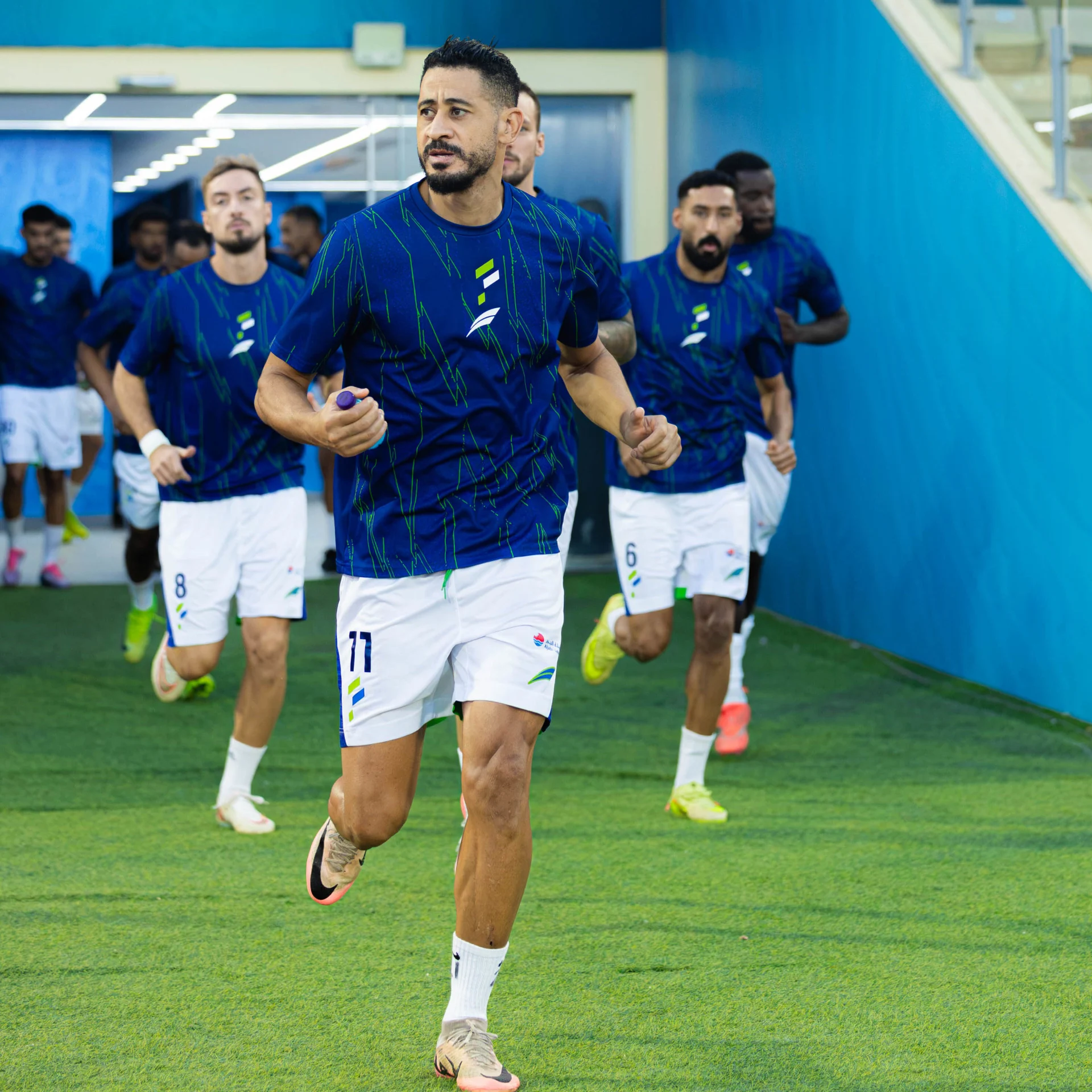 مراد باتنا يدخل أرض الملعب في مواجهة نيوم