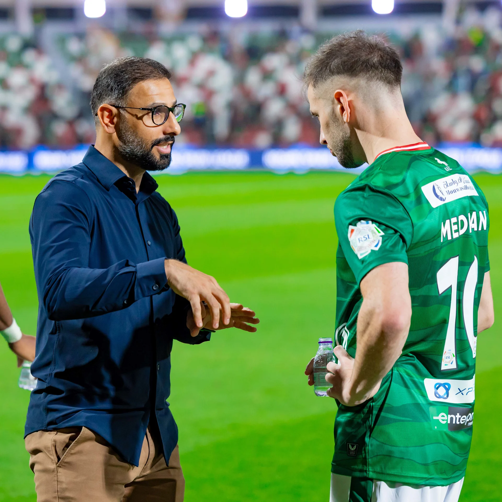 سعد الشهري موجهًا الإسباني ميدران خلال مباراة الاتحاد في مايو 2026