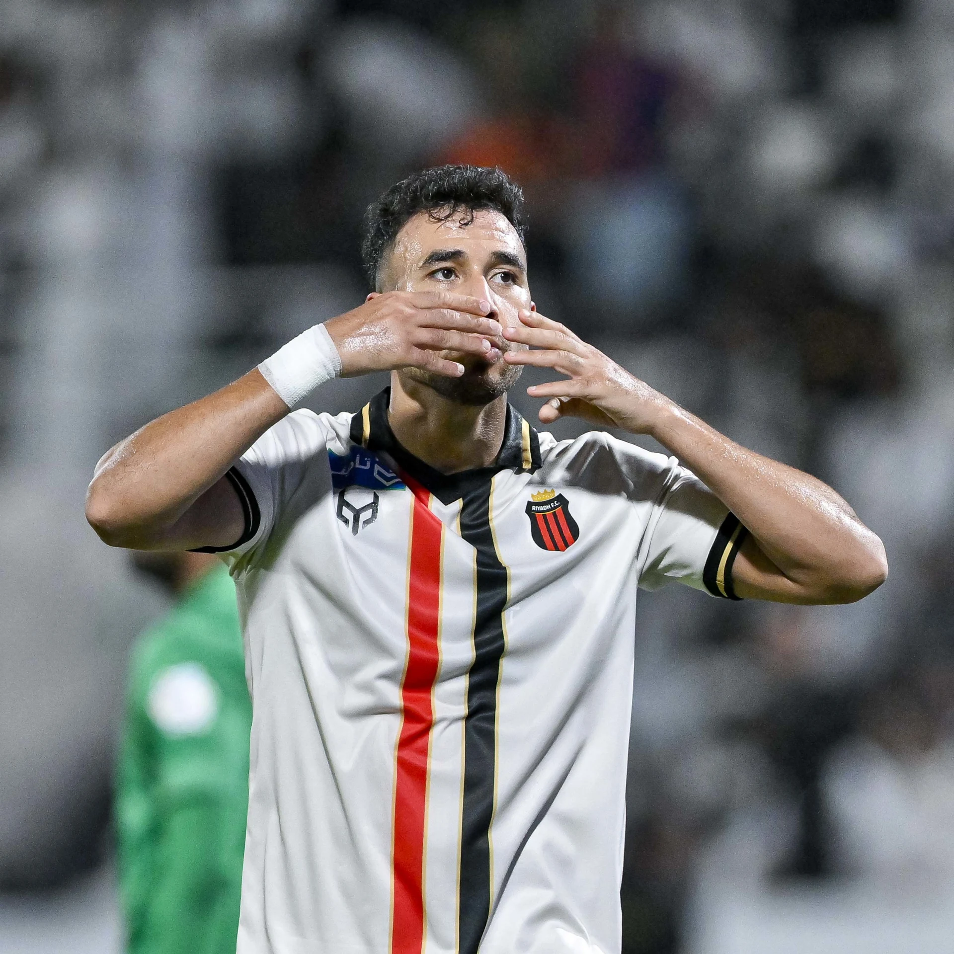محمود حسن تريزيغيه محتفلًا بهدفه في مرمى الشباب