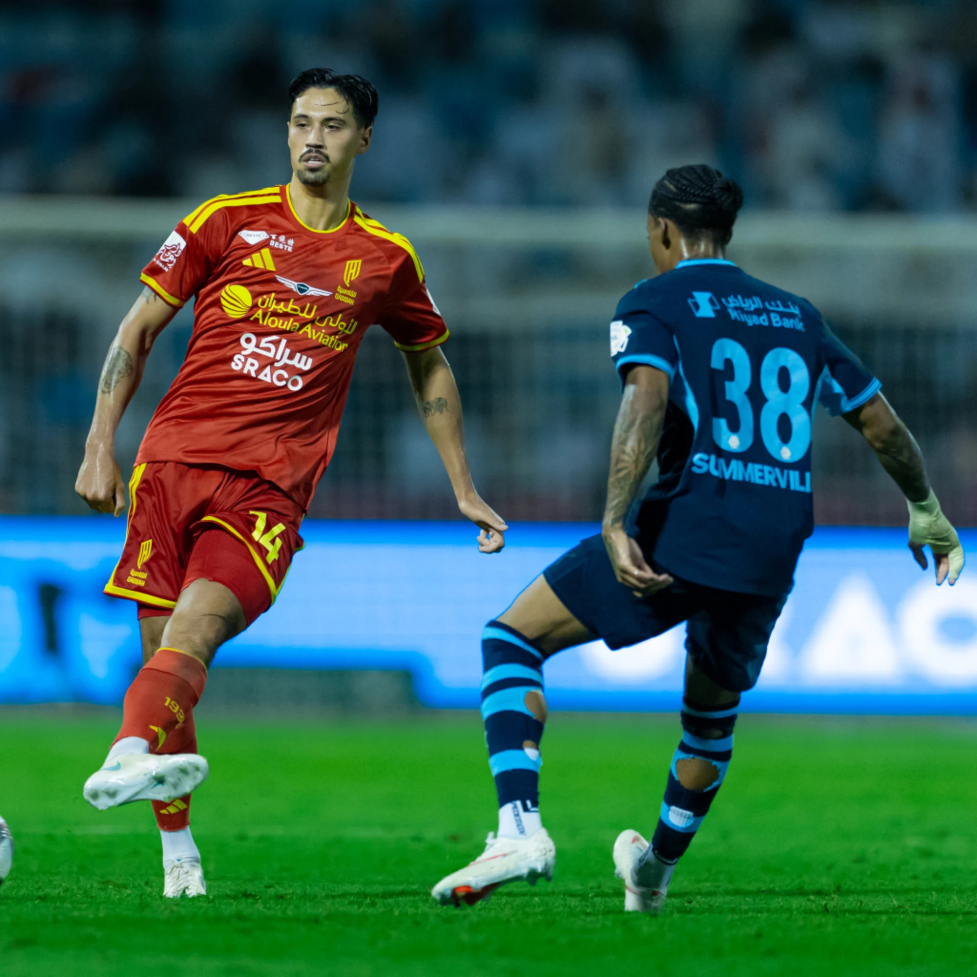 مواجهة خاصة جمعت بين الزملاء في منتخب هولندا رايندرز بقميص القادسية وسمارفيل بقميص الهلال