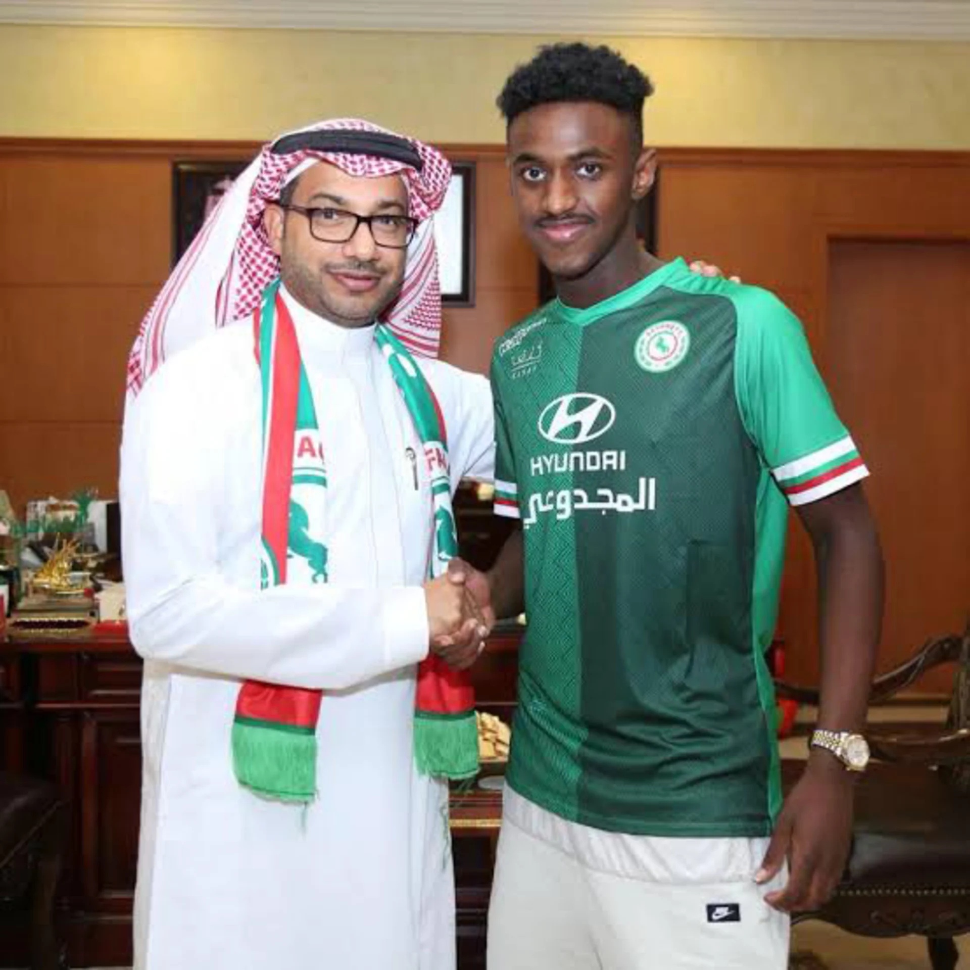 إبراهيم محنشي موقعًا العقد الاحترافي الأول مع الاتفاق