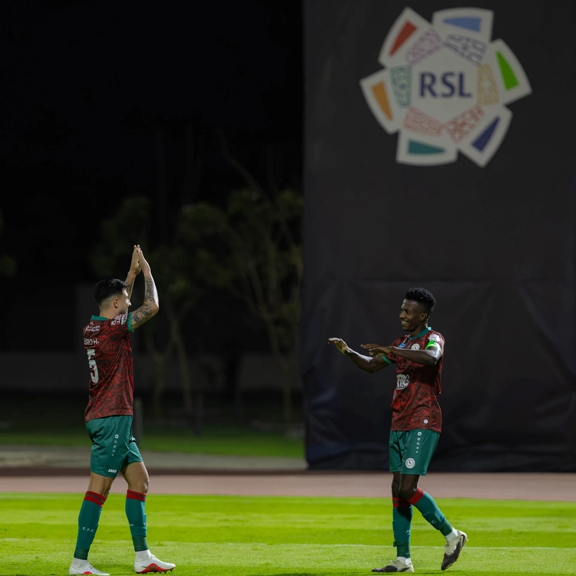 بيدرو هنريكي محتفلًا مع المنقذ الخطيب بهدف الانتصار على نيوم