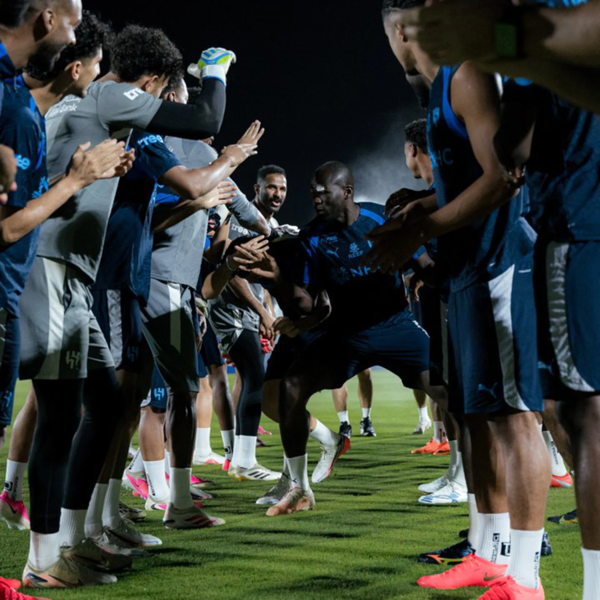 كوليبالي يمازح مارتينيلي باعتراض طريقه في ممر الترحيب
