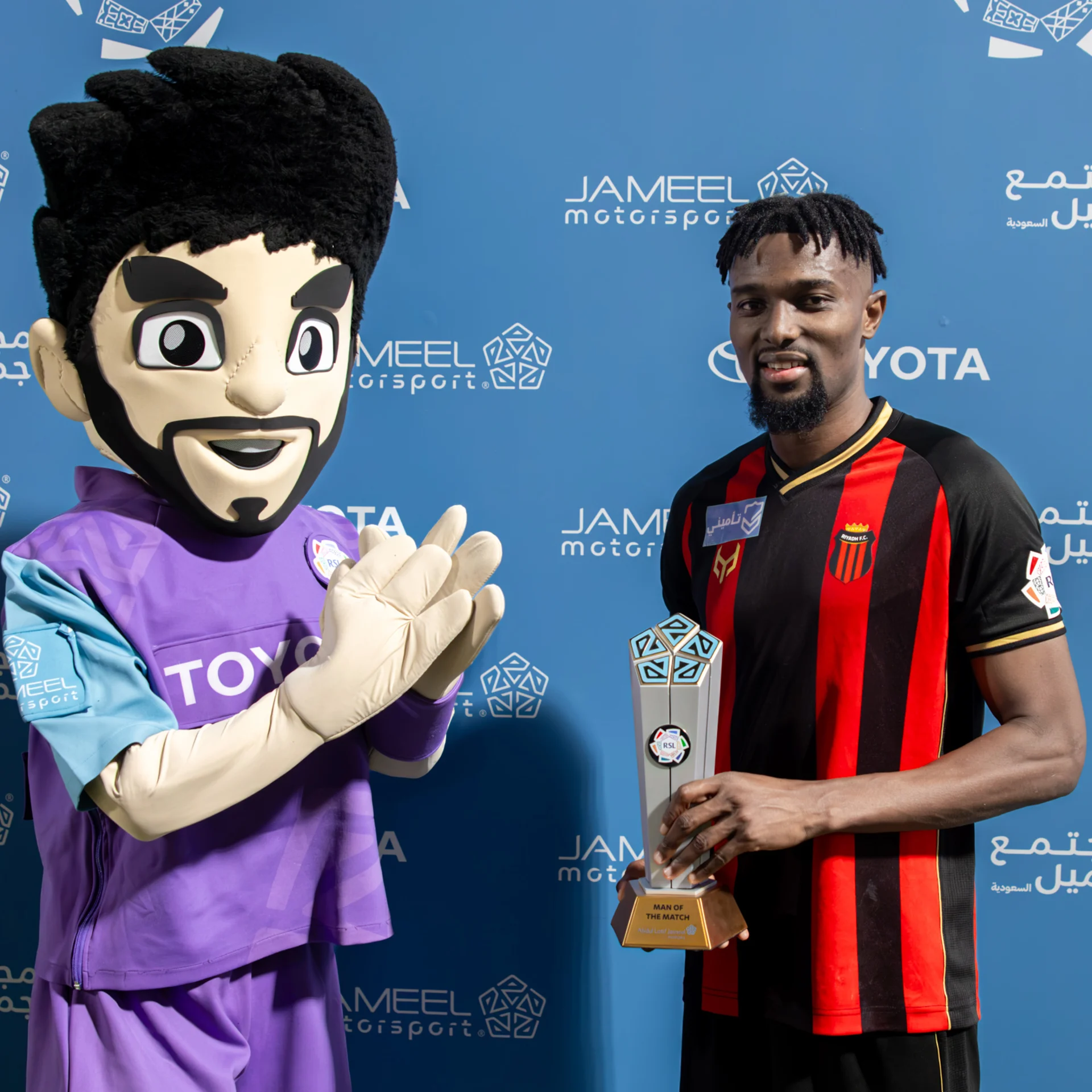 فاز برنارد مينساه بجائزة رجل مباراة الرياض والتعاون
