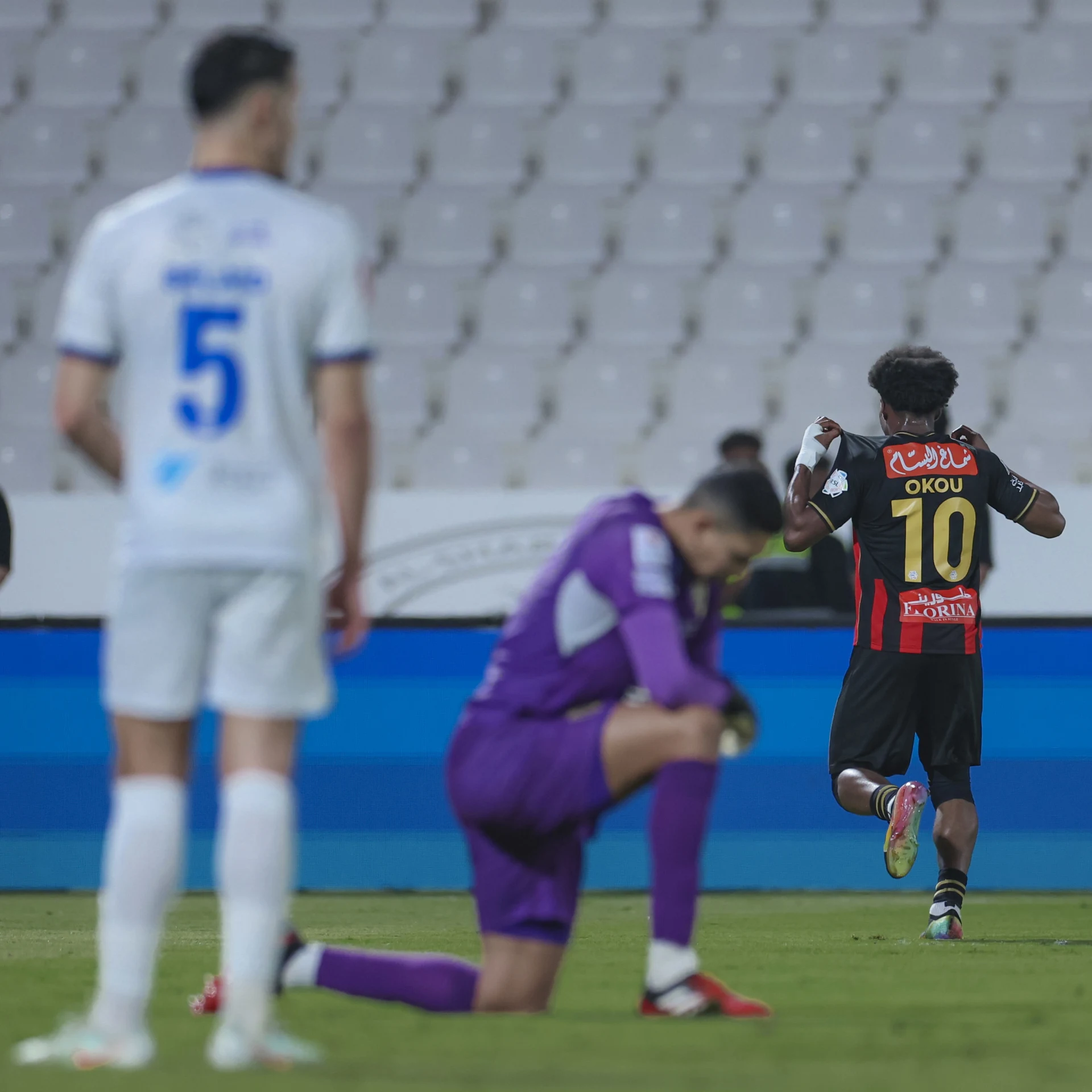 تيدي أوكو جناح الرياض محتفلًا بهدفه الافتتاحي في مرمى التعاون ومايلسون متحسرًا بعد استقبال الهدف