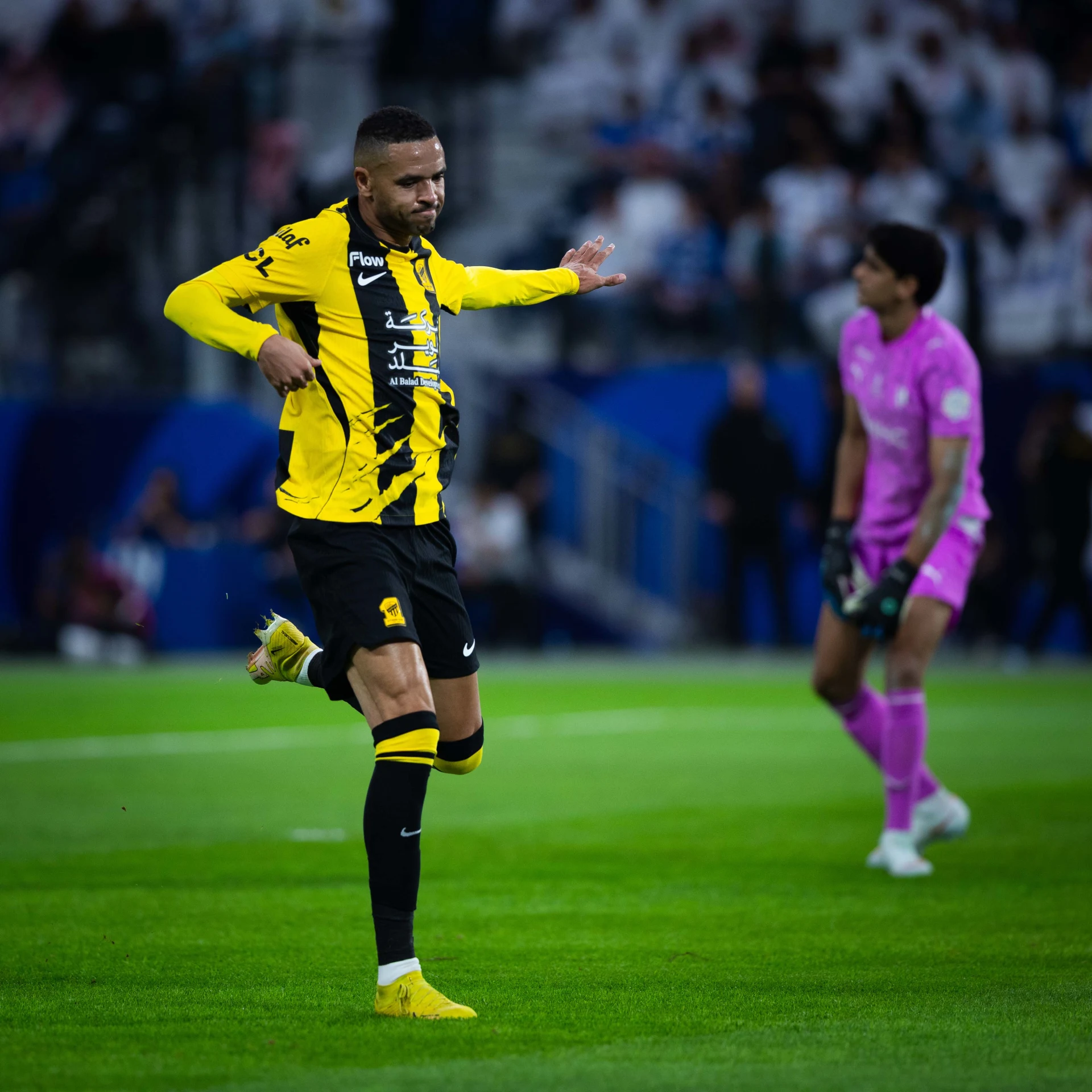 سجل النصيري هدفًا تاريخيًا في مرمى مواطنه بونو