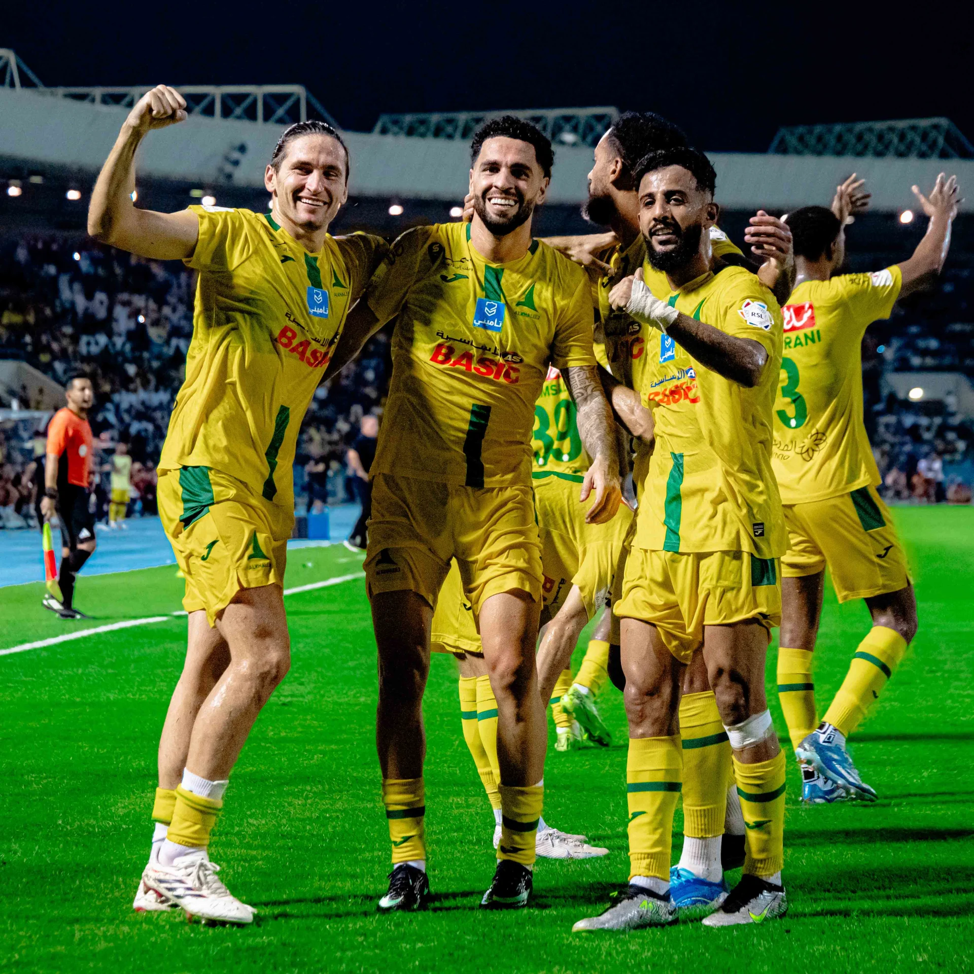 احتفال لاعبي الخليج بزميلهم ماسكاريل بعد هدفه في مرمى النصر