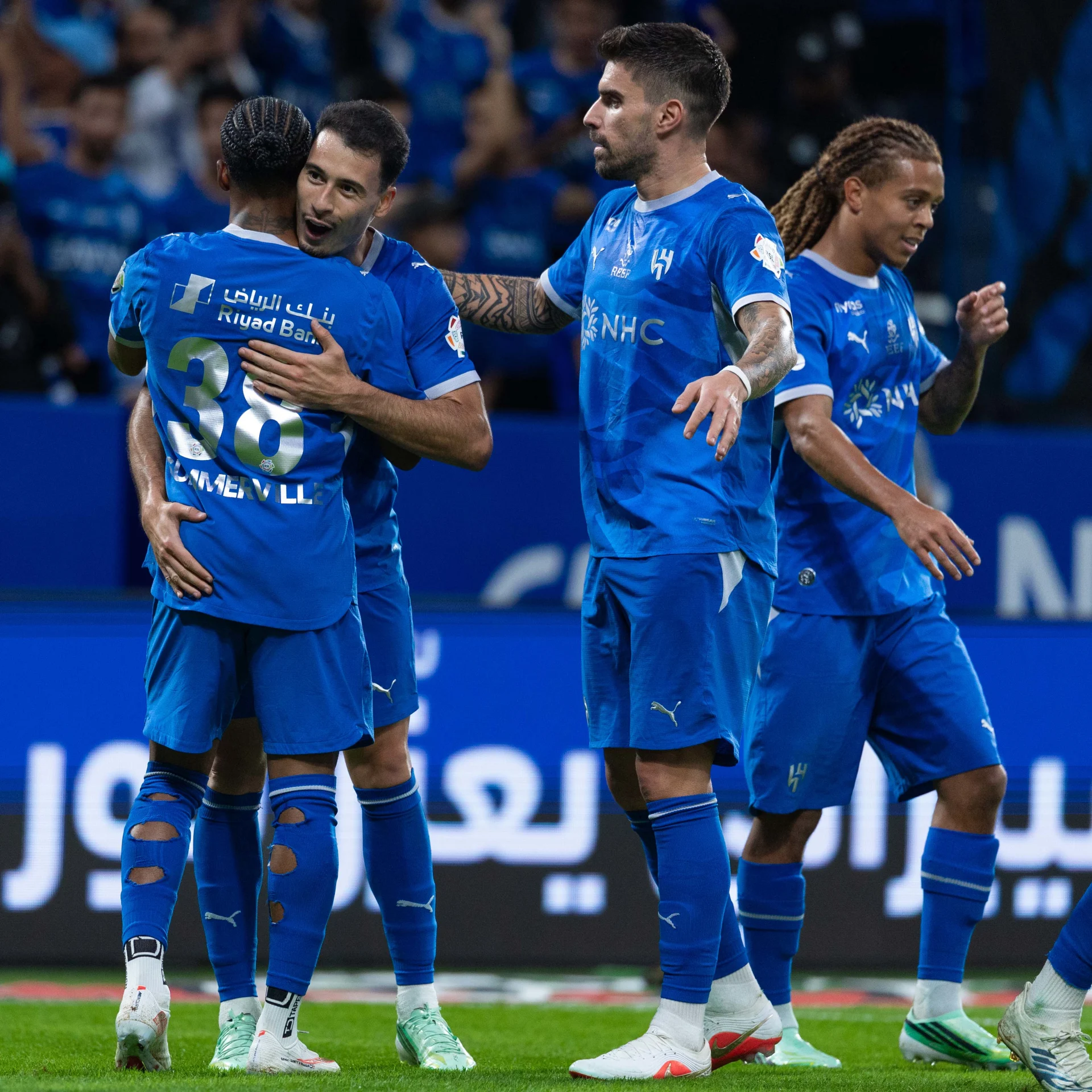 مارتينيلي وسامرفيل محتفلان في الكلاسيكو