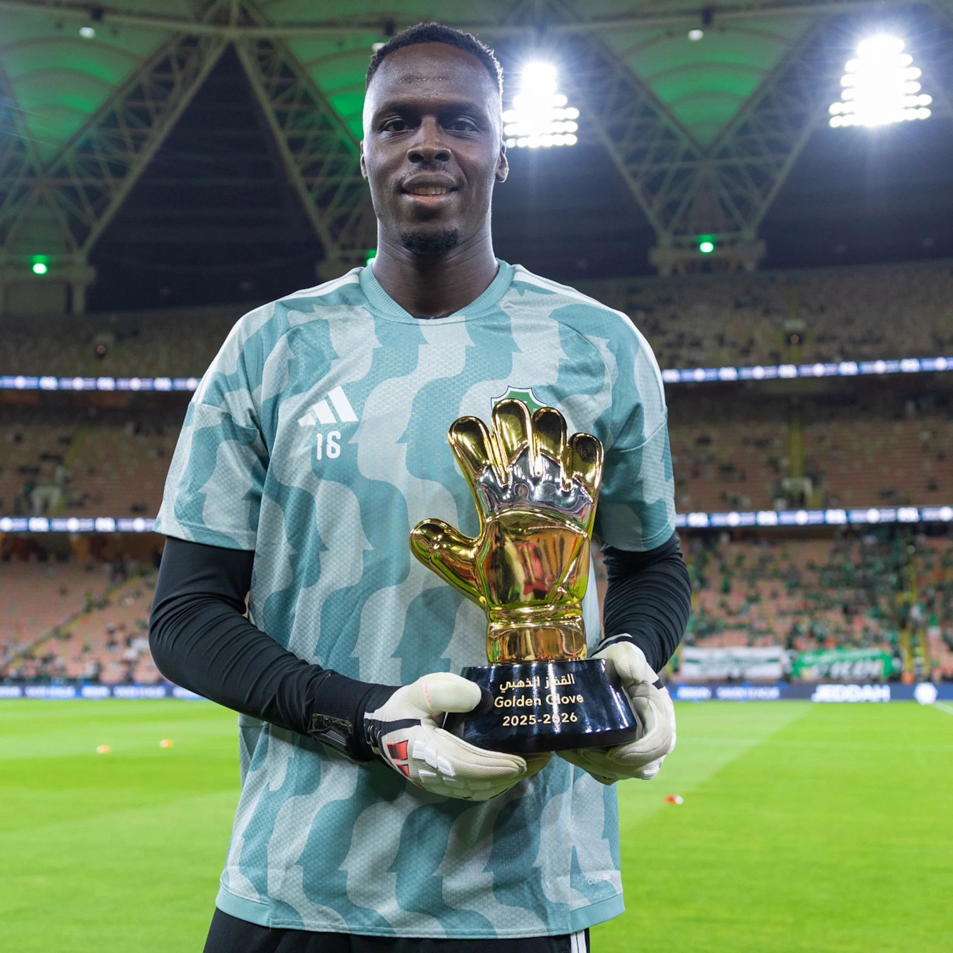 Ahead of Al Ahli’s 4-0 victory over Abha on Saturday, Mendy was presented with the 2025-26 Golden Glove award
