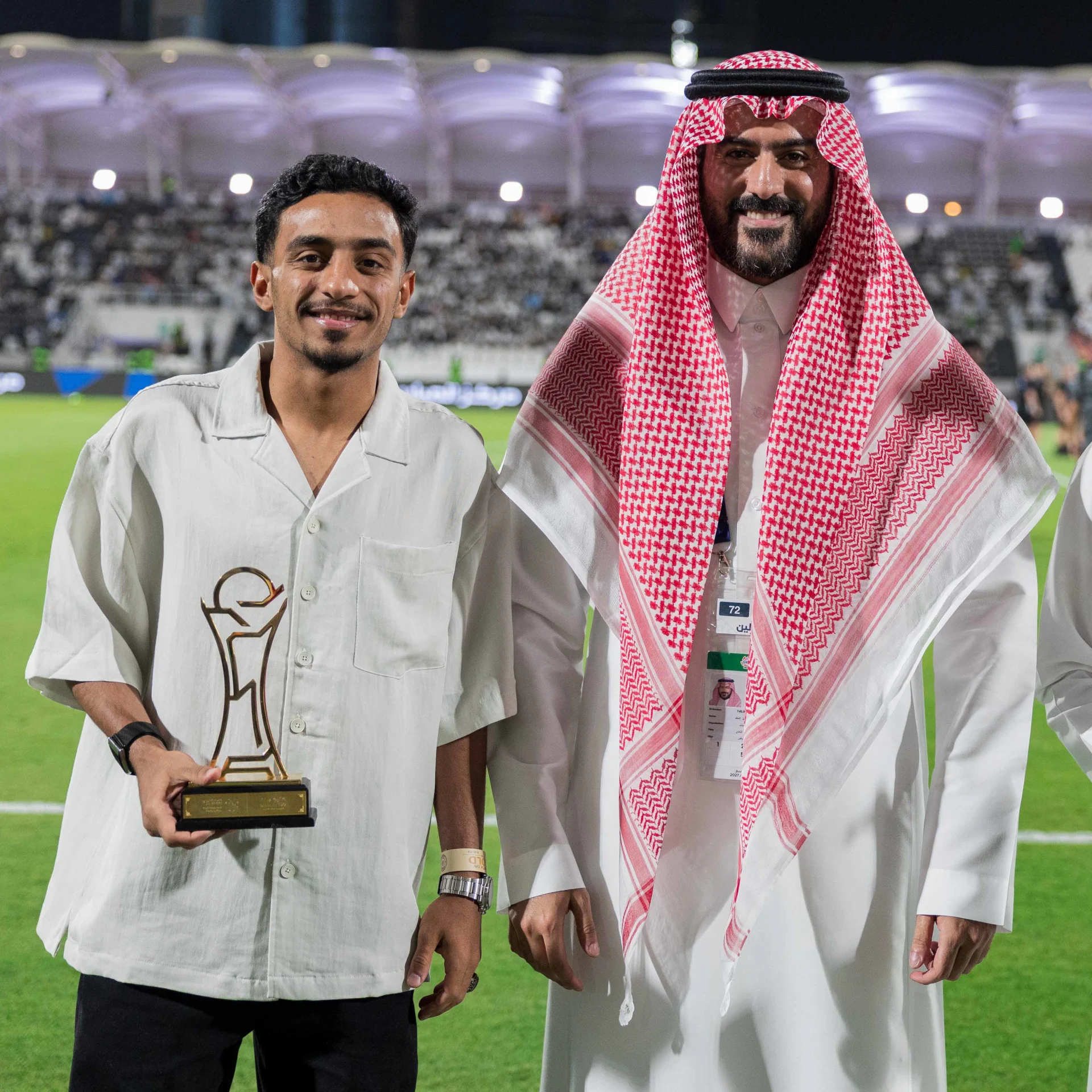 عبد العزيز المالك رئيس الشباب يتوسط أفضل لاعبي في بطولة الخليج همام الهمامي وعادل عباس