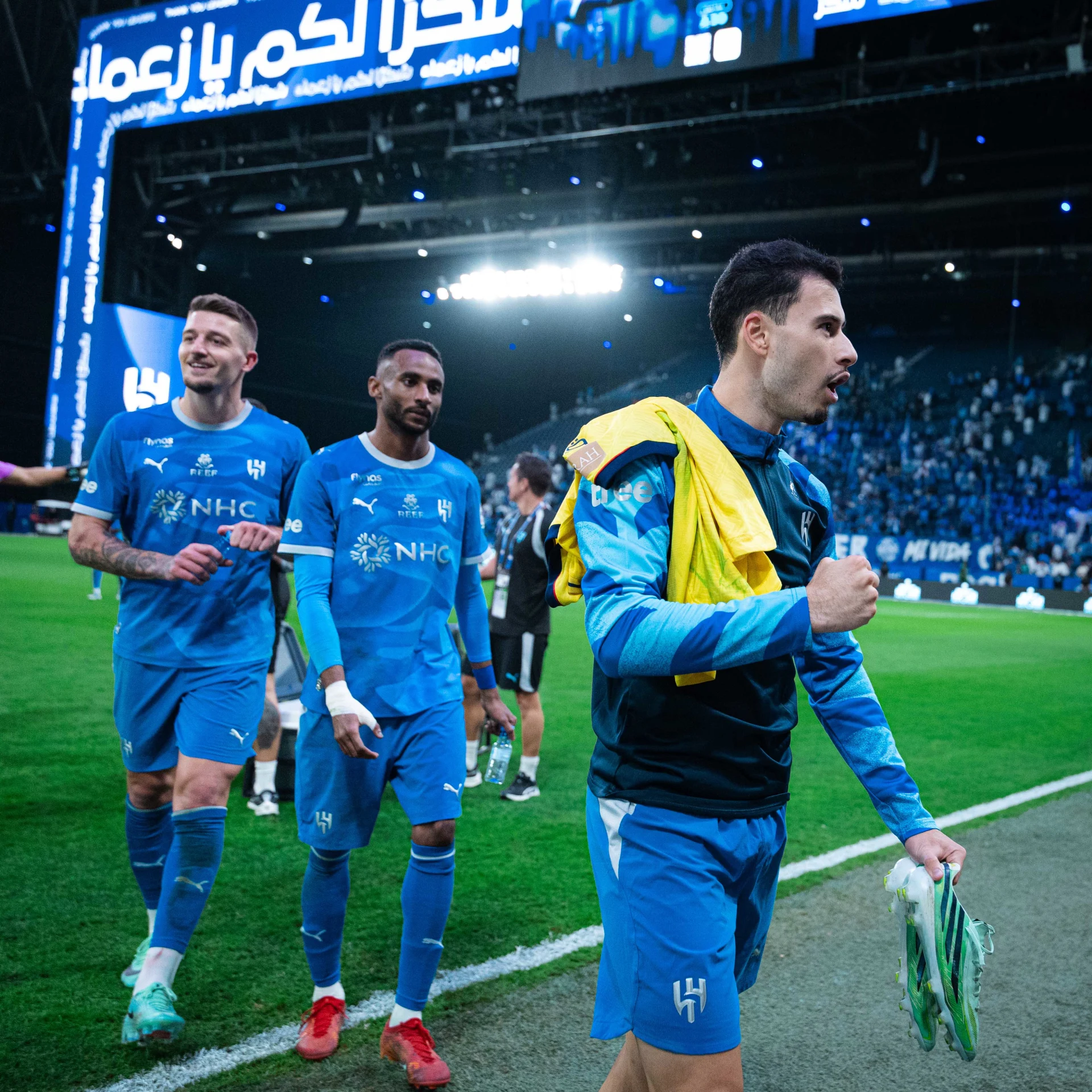 مارتينيلي مغادرًا ملعب مباراة الهلال والحزم بعد هدفه القاتل