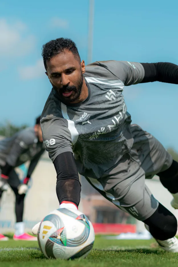 العويس في أول تدريب مع الهلال بعد عودته