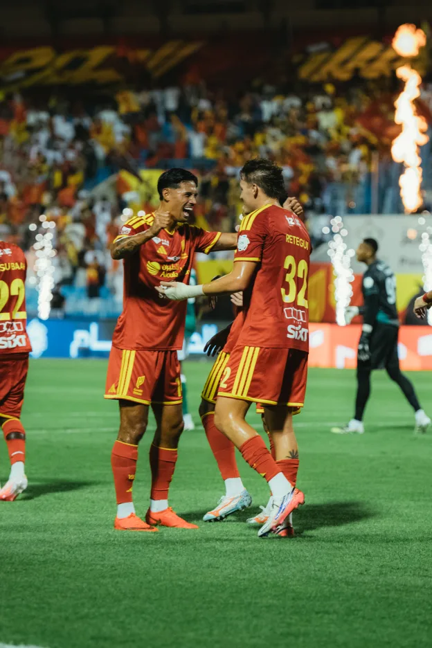 Al Qadsiah duo Tijjani Reijnders (L) and Mateo Retegui are on fire at the moment