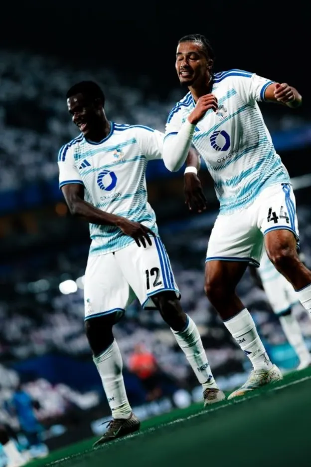 كونيه وزيزي يرقصان بعد تسجيل الهدف الثاني على الهلال