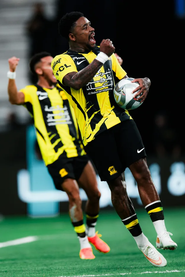 Steven Bergwijn converts late penalty in Saudi Clasico to give Al Ittihad hope 